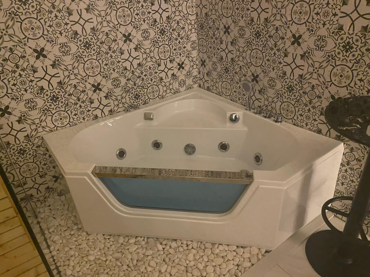 Bồn tắm góc kính được nâng cấp đầy đủ vòi sen và hệ thống massage đèn LED